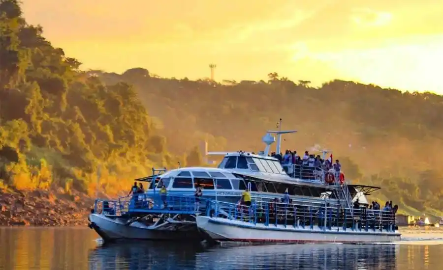 Paseo en barco Catamarán - Iguazu